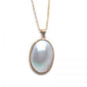 Mother of pearl 18K gold oval pendant